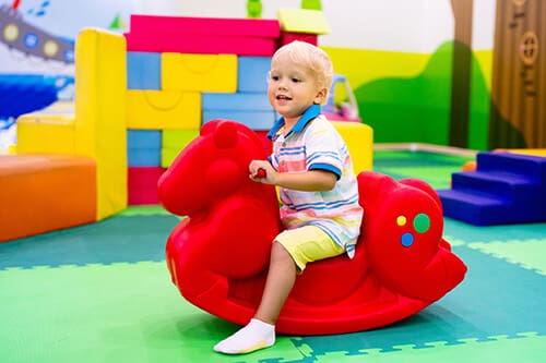 Une zone de jeux parfaite pour les touts petits, avec des chevaux à bascules, où ils peuvent se bercer mais aussi apprendre à tenir leur équilibre.